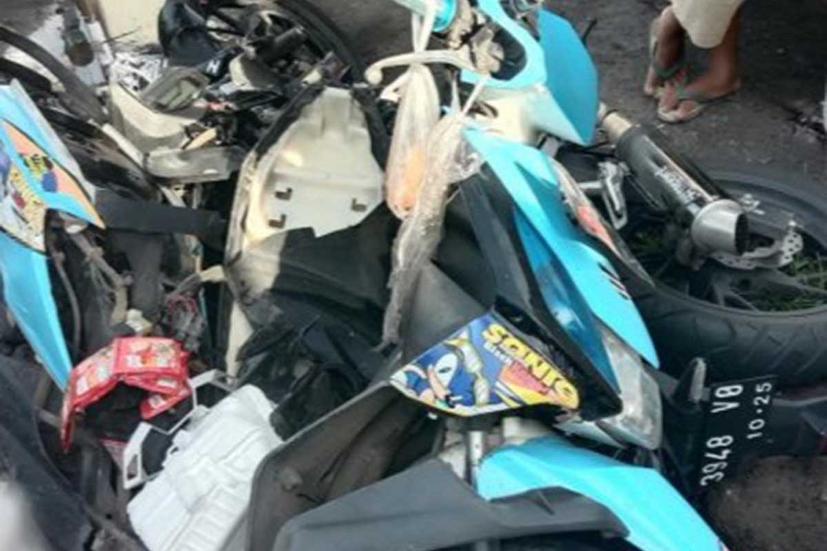 Barang bukti laka lantas jalur tengkorak jalan raya Tambakrejo-Pasuruan - Tak Hati-Hati Menyeberang 2 Pemotor Tewas Ditempat