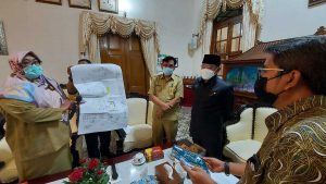 NGADUH - Belasan warga Perumahan Mutiara Regency mendatangi Pj Bupati Sidoarjo, Hudiyono di Pendopo Delta Wibawa untuk mengadukan jalan mereka yang digunakan jalan pembangunan perumahan baru, Senin (15/02/2021) - Pemkab Belum Keluarkan Andalalin Perum Mutiara City - Pengembang Bakal Dipanggil Soal Pengaduan Warga