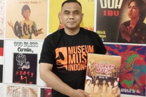 Bison, menunjukkan buku sejarah musik karyanya. (ist) - Menentang Arus, Bison Rilis Buku Sejarah Musik Era 60-90an