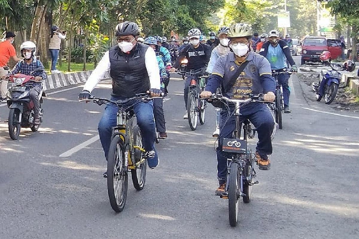 Bung Edi mencoba e-bike menyusuri Kota Malang. (ws1) - Keliling Kota Malang, Wawali Ujicoba E-Bike Rakitan SMK Nasional