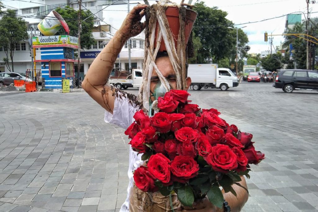 Bunga mawar bentuk surat cinta kepada pemerintah melalui teatrikal. (ws1) - Malang Performance Art Kritik Pemerintah Melalui Teatrikal Jalanan