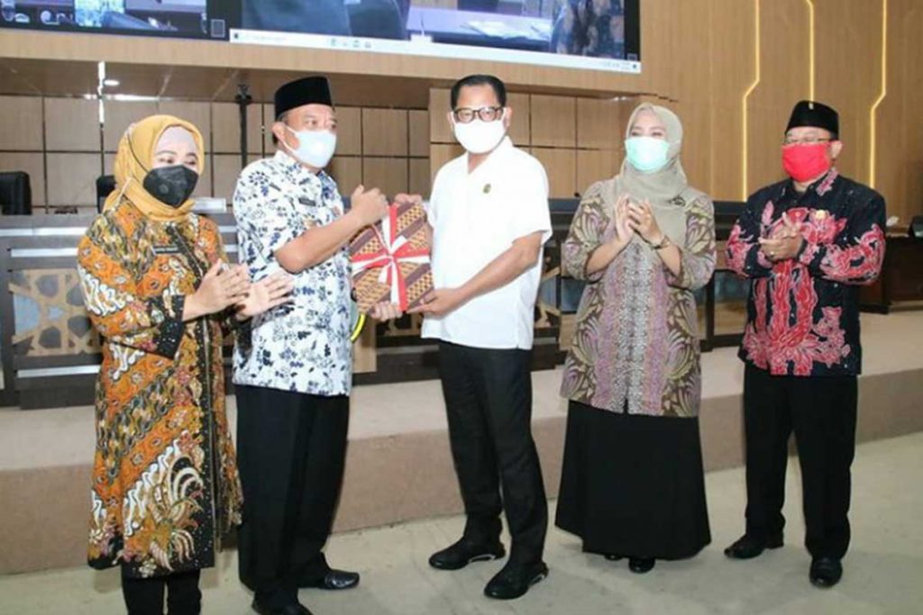Jelang Purna Tugas, Bupati Fadeli Pamitan Saat Sidang Paripurna DPRD