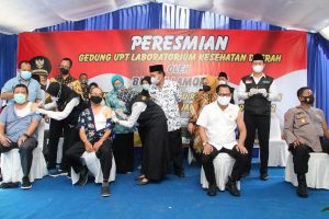 PERESMIAN: Bupati Lamongan Fadeli secara langsung membuka dan meresmikan Gedung Labkesda Kabupaten Lamongan, Rabu kemarin - Lamongan Kini Miliki Laboratorium Kesehatan Daerah