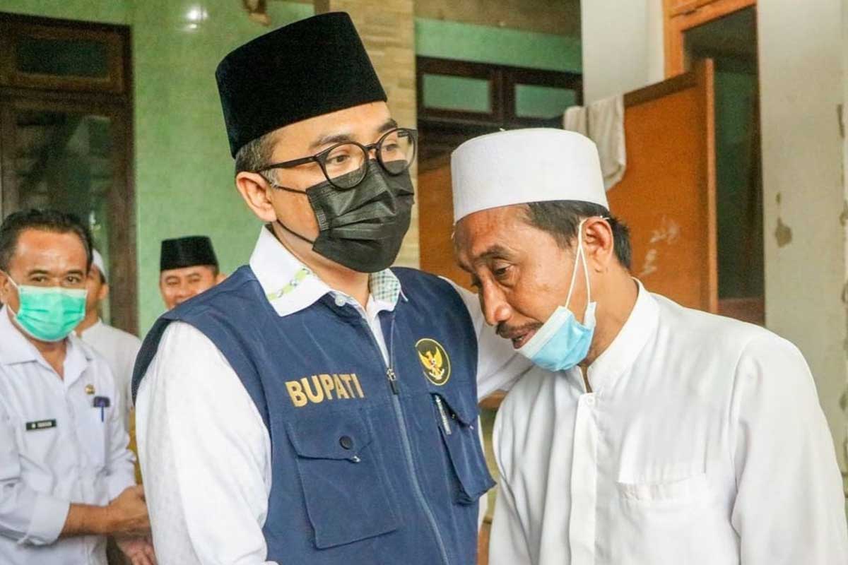 EMPATI : Bupati Pamekasan, Baddrut Tamam saat memberikan semangat keluarga korban. (fid) - Musibah Longsor di Annidhamiyah Adalah Duka Bersama - Ungkapan Bupati Pamekasan