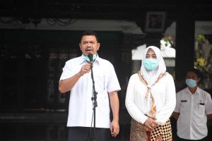 Bupati didampingi Istri pada apel pagi bersama karyawan karyawati Pemkab Mojokerto - Bupati Pamitan dan Kabarkan TPP Disetujui Kemendagri