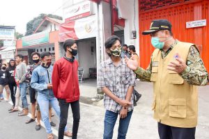 Bupati memberikan arahan kepada warga untuk tetap mematuhi protokol kesehatan - Kabupaten Mojokerto Berstatus Zona Kuning
