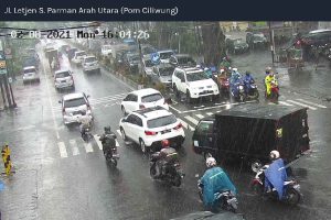 Situasi lalu lintas melalui CCTV di salah satu persimpangan Kota Malang. (ws1) - Kota Malang Segera Terapkan E-Tilang Real Time