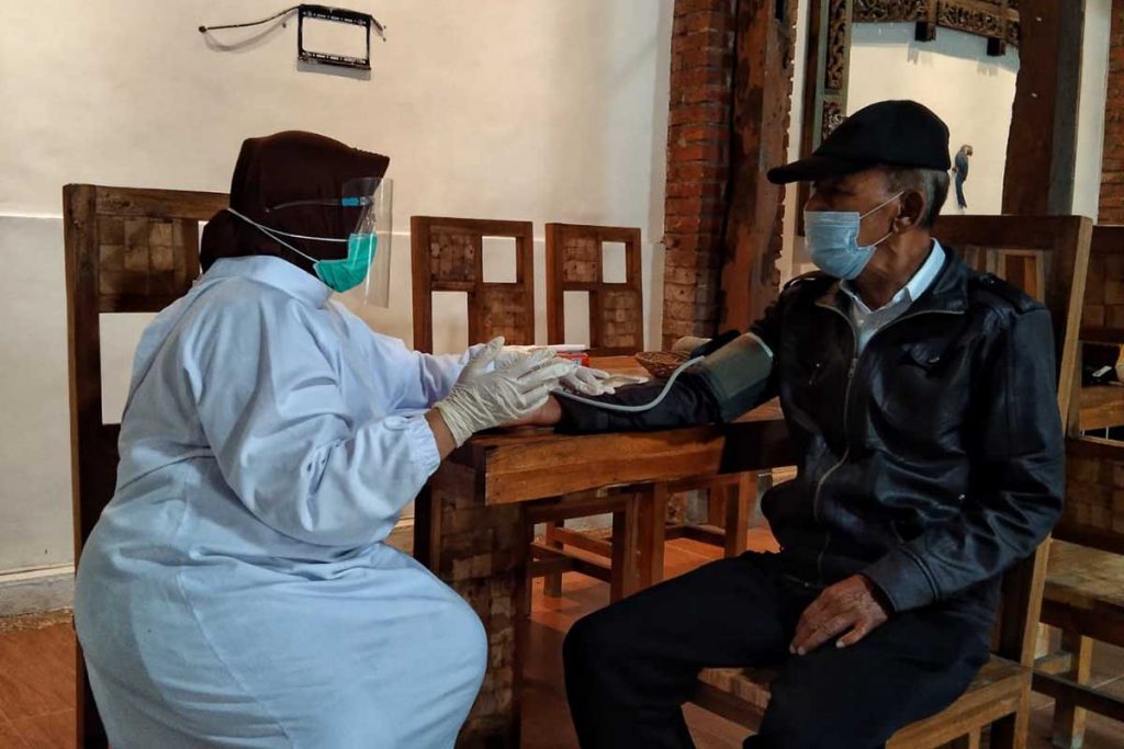 Check up seniman lansia oleh petugas kesehatan. (ws1) - Disporapar Pastikan Seniman Kreatif Masuk Vaksinasi Tahap Dua