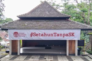 Teras Aula DKM dipasangi banner sebagai bentuk aksi menuntut kejelasan SK. (ws1) - Setahun Tanpa SK, DKM Bergolak