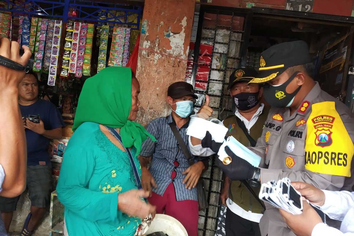 Dandim-Kapolres Pamekasan Datangi Pasar Blumbungan Periksa Masker