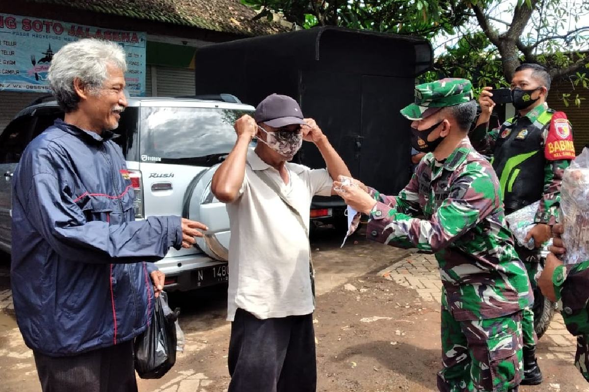 Operasi PPKM dan bagi masker di Pasar Kedungkandang. (ist) - Danramil 0833/02 Pimpin Operasi PPKM dan Bagi Masker di Pasar Madyopuro
