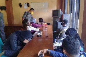 Delapan orang yang terjaring Satpol PP Pemkab Situbondo saat digelandang ke Kantor Satpol-PP Pemkab Situbondo. (her/im) - Empat Pasangan Mesum Diamankan Satpol PP