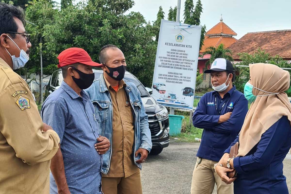 SIDAK: Direktur Utama PDAM Giri Tirta Gresik Siti Aminatus Zariyah saat inspeksi mendadak (sidak) dan memberikan penjelasan di balai Desa Semampir terkait tidak mengalirnya air bersih - Air Mampet, Dirut PDAM Temui Warga