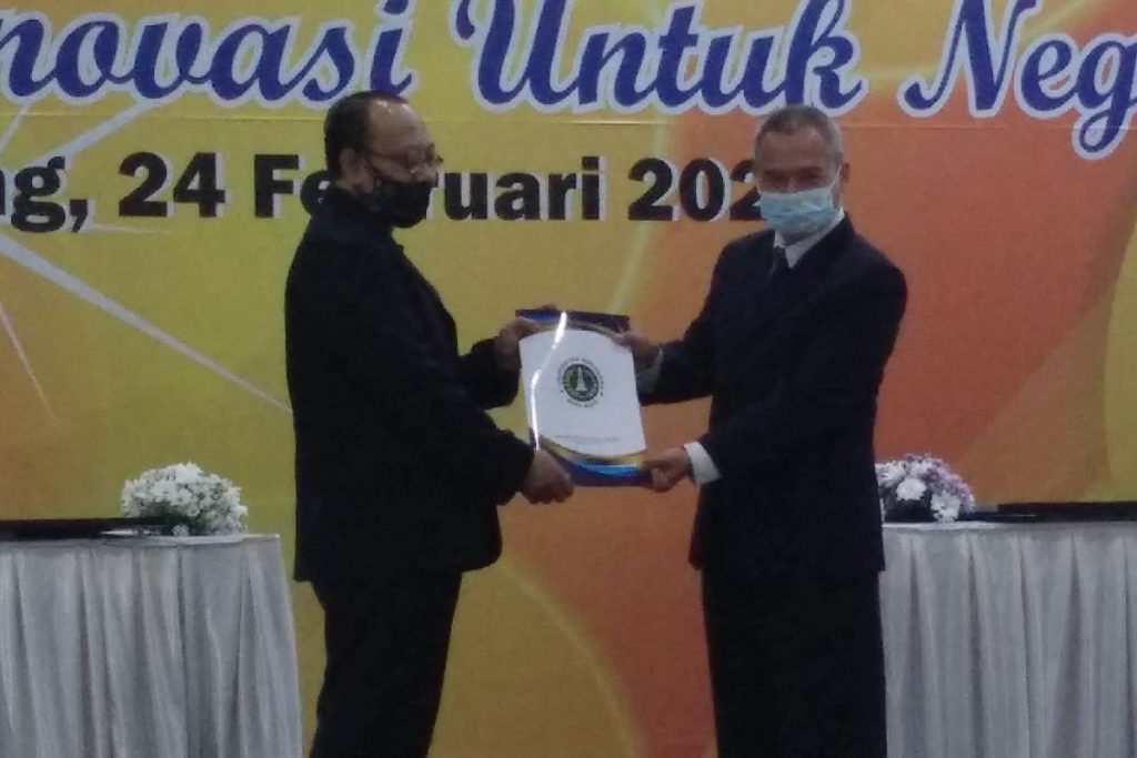 Penyerahan simbolis karya doktor baru UWG. (rhd) - Dies Natalis ke-50, UWG Hujan Kado Prestasi