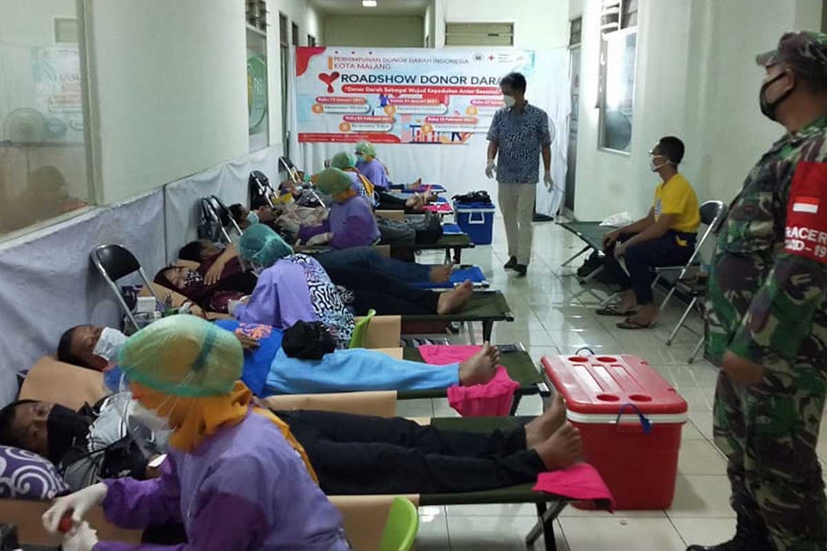 Donor darah Posko Relawan PMI Kecamatan Klojen. (ist) - Babinsa Koramil 0833/01 Dampingi Relawan PMI Helat Donor Darah