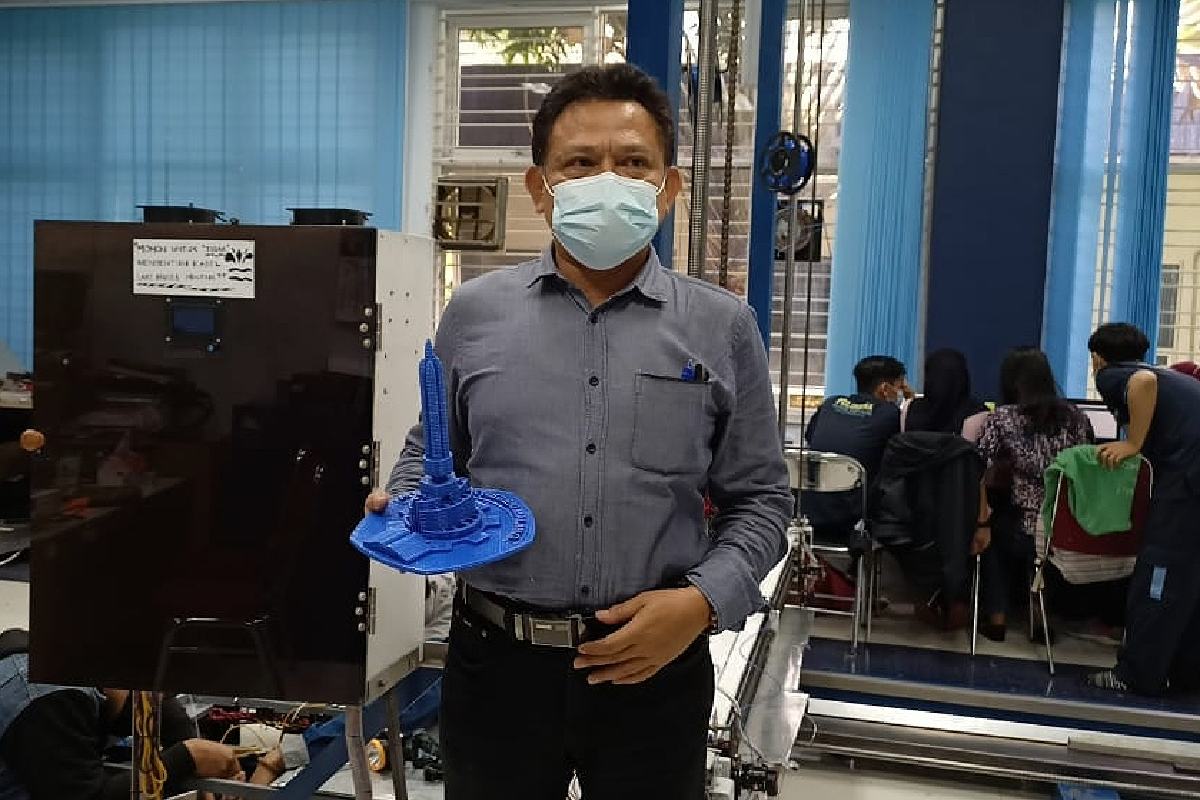 Dr Budhy Setiawan, BSEET, MT, dengan objek nyata hasil 3D Printing. (ist) - Dosen JTE Polinema Sukses Teliti 3D Printing