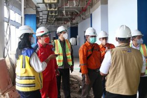 Meninjau ulititas dalam gedung teknik mesin Polinema. (ist) - Dirjen Cipta Karya Tinjau Pembangunan Gedung Teknik Mesin Polinema