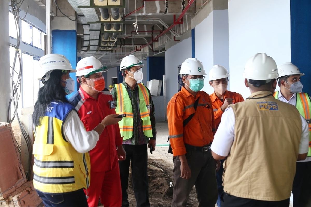 Meninjau ulititas dalam gedung teknik mesin Polinema. (ist) - Dirjen Cipta Karya Tinjau Pembangunan Gedung Teknik Mesin Polinema