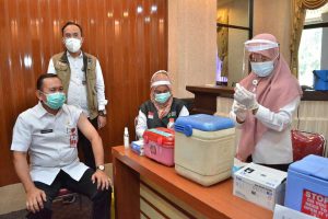 Drs. Abimanyu Poncoatmojo Iswinarno, Plh. Bupati Gresik sedang melaksanakan vaksinasi - 20 Ribu Dosis Vaksin Disiapkan untuk Pelayan Publik