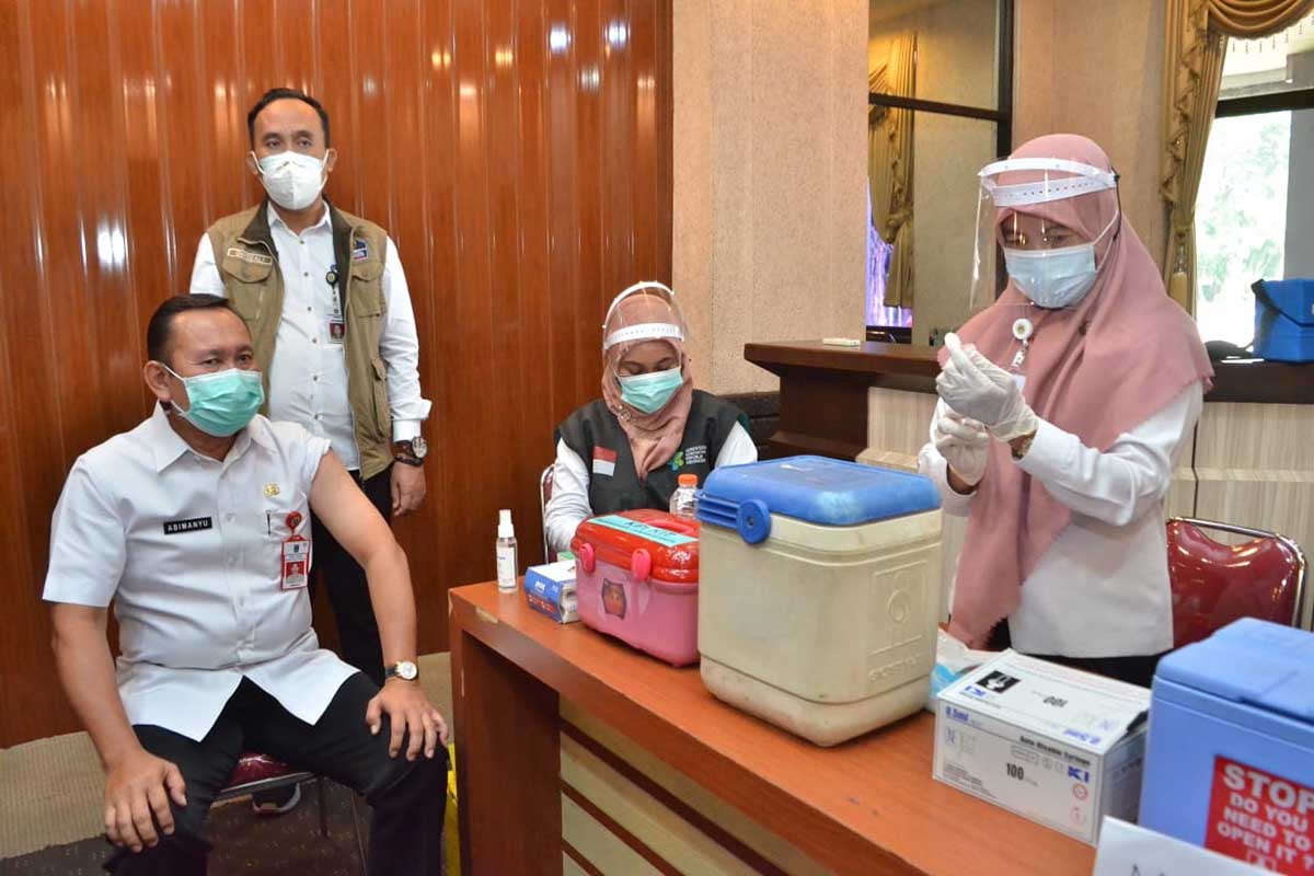 Drs. Abimanyu Poncoatmojo Iswinarno, Plh. Bupati Gresik sedang melaksanakan vaksinasi - 20 Ribu Dosis Vaksin Disiapkan untuk Pelayan Publik