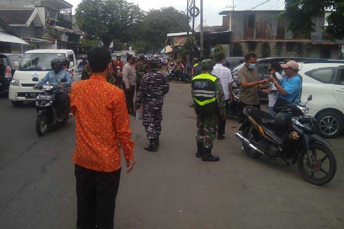 Edukasi prokes di Pasar Sukun. (ist) - Pendisiplinan PPKM, TNI-Polri Edukasi Prokes Pasar Sukun