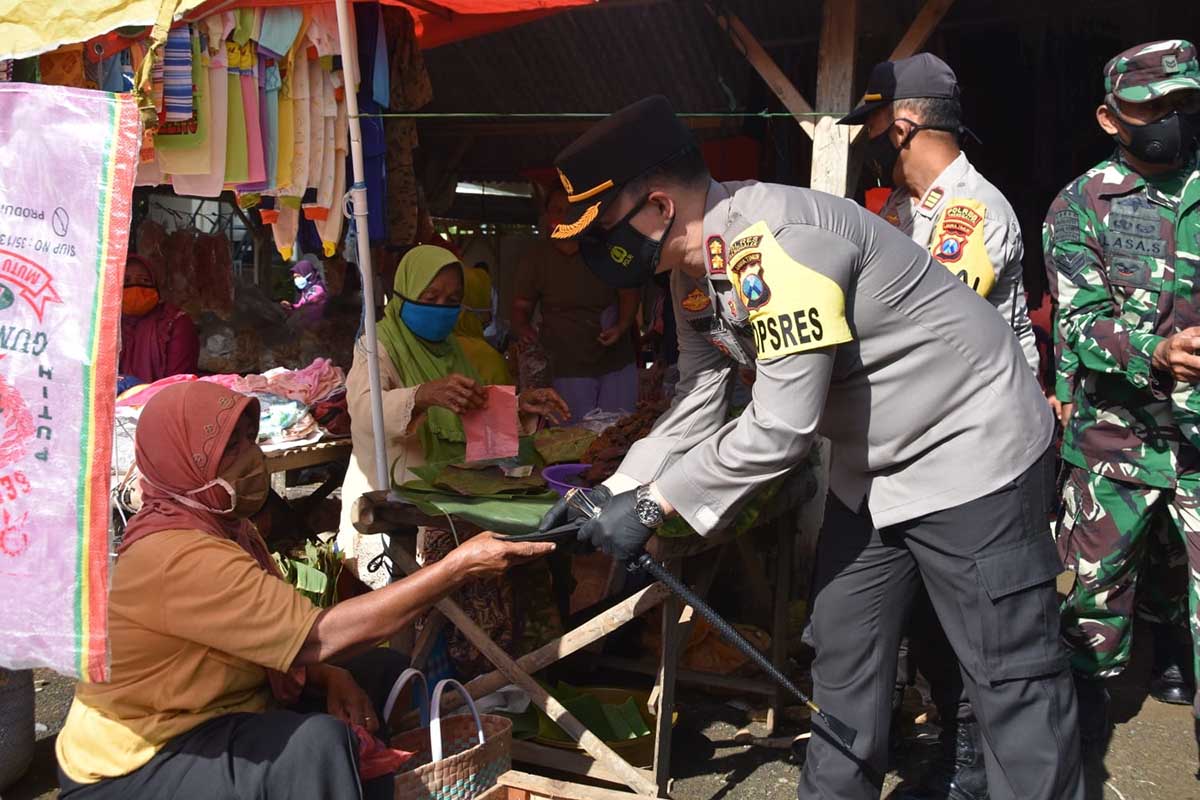 Forkopimda Trenggalek sidak di pasar Gandusari - Forkopimda Blusukan Pasar Pastikan Masyarakat Patuhi 3M