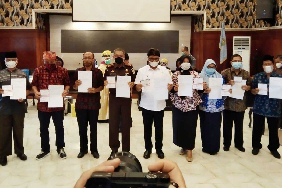 Foto bersama setelah divaksinasi simbolis dosis kedua. (ws1) - 10 Tokoh Hadiri Vaksinasi Kedua Kota Malang