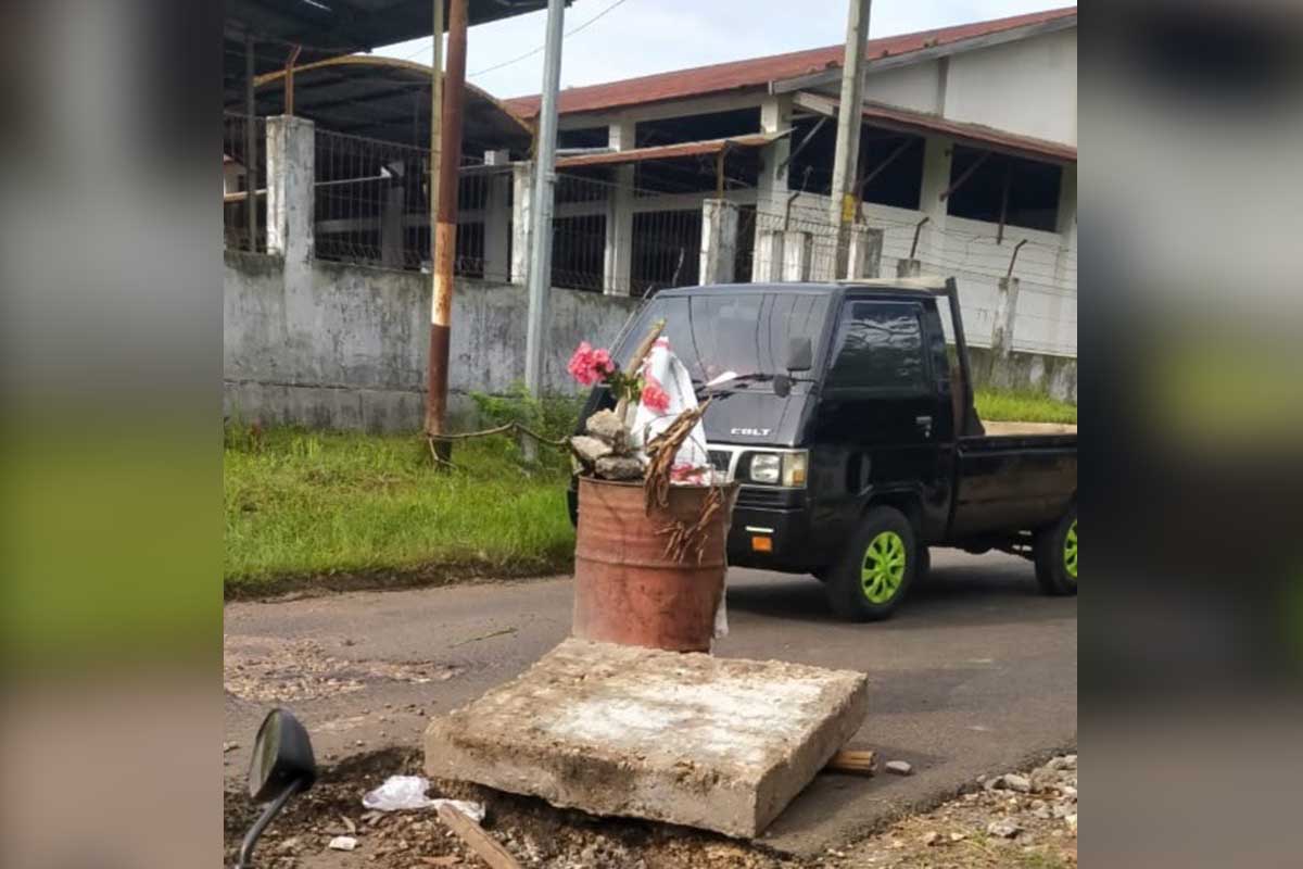 PASANG DRUM: Gorong-gorong yang dipasangi drum sebagai penanda jalan rusak. (Memo X/Odi) - Jalan Antar Kecamatan Membahayakan Pengendara Lalin