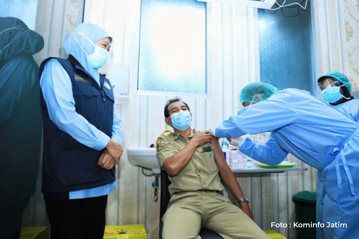 APRESIASI : Gubernur Jatim, Khofifah Indar Parawansa, saat melihat langsung proses vaksinasi di RSUD Dr. Wahidin Sudiro Husodo, Kota Mojokerto, Senin (1/2). (Foto : Kominfo Jatim) - Khofifah Apresiasi Vaksinasi Corona - Covid-19