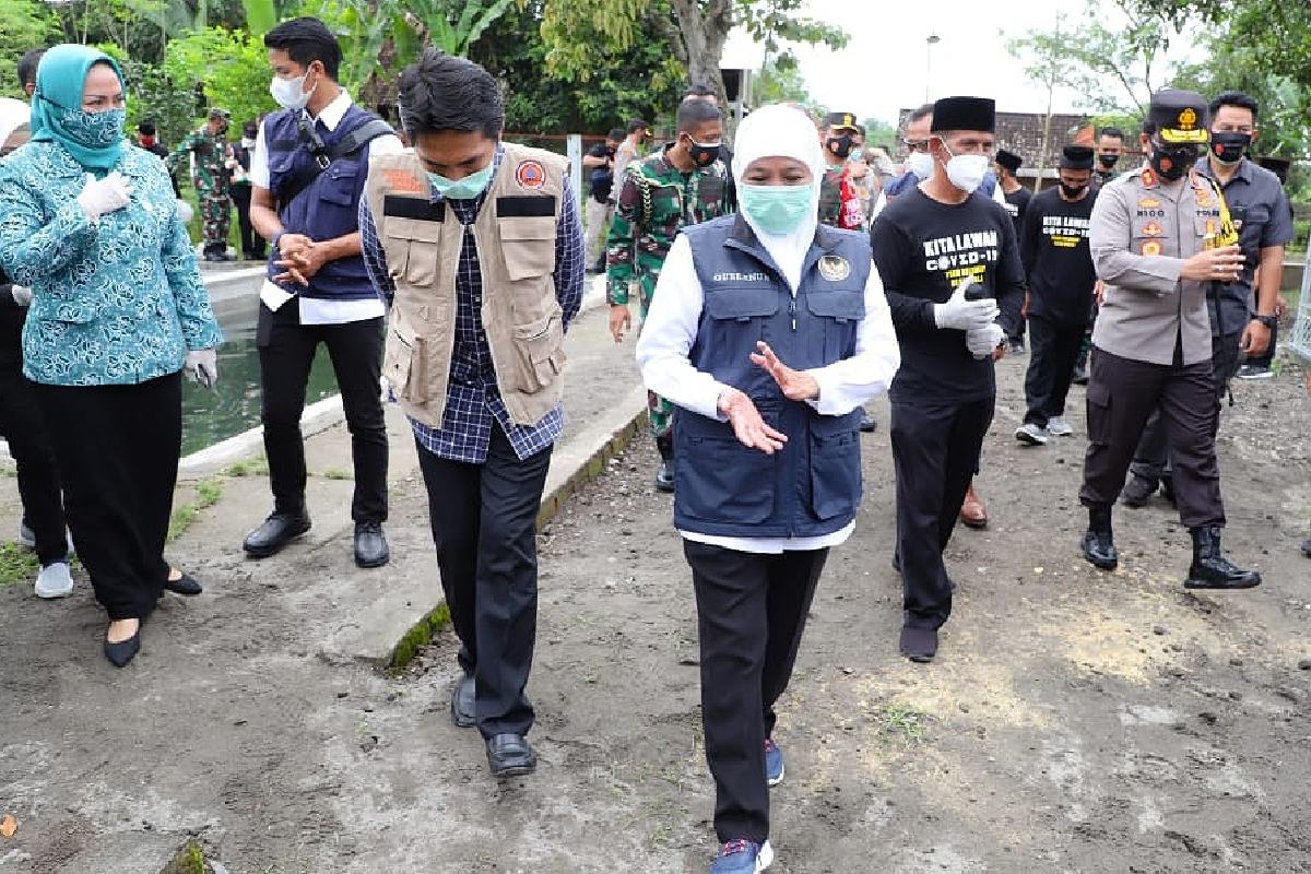 Gubernur Jatim Khofifah saat sidak penerapan PPKM Mikro. (ist) - Gubernur Khofifah: PPKM Mikro Efektif Turunkan Penyebaran Covid-19 di Jatim