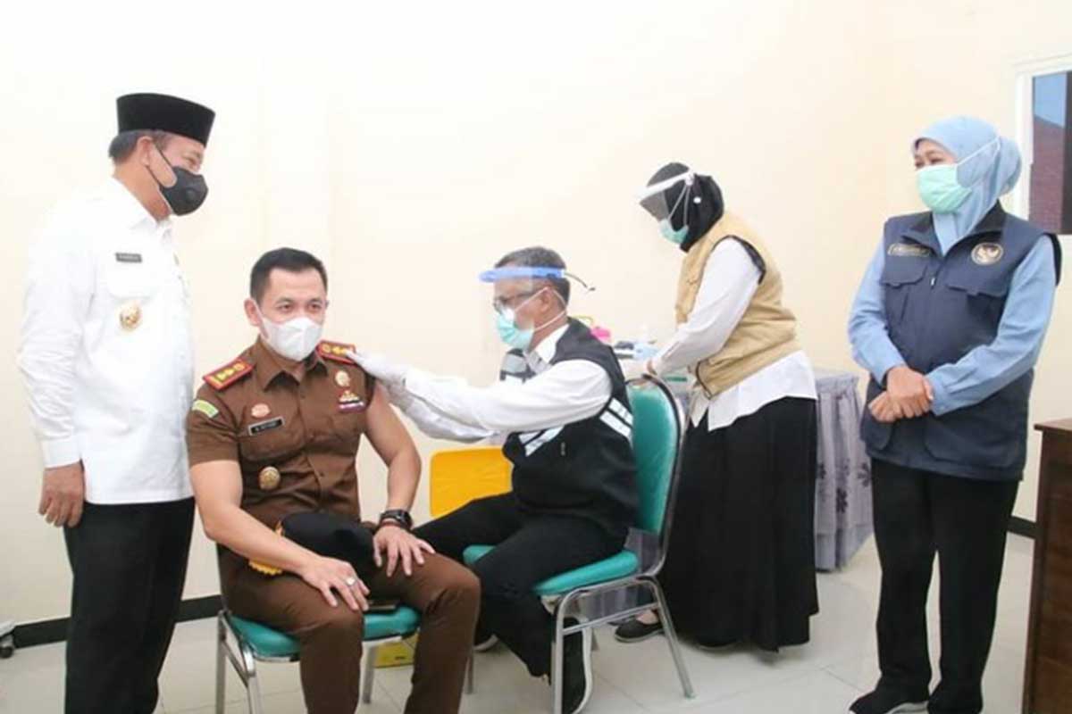 Gubernur Khofifah Tinjau Vaksinasi Dosis Ke-2 di Lamongan