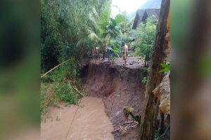 AMBROL: Halaman belakang rumah warga Dusun Tanggul, Tanggulturus Kecamatan Besuki Tulungagung yang ambrol diterjang banjir - Hujan Deras, Halaman Belakang Rumah Warga Tanggul Ambrol