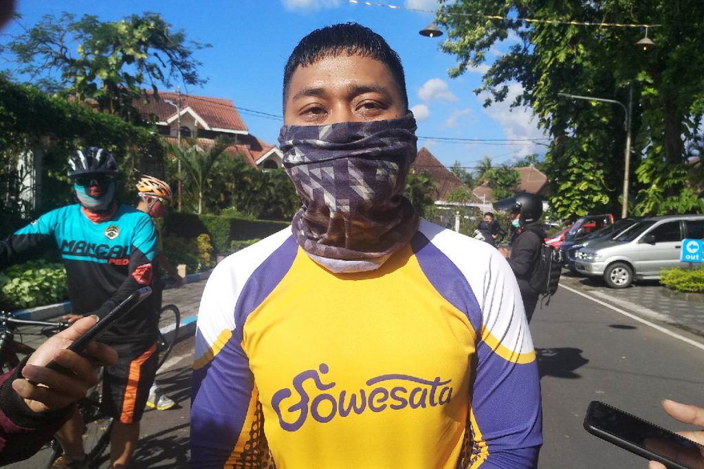 Hendri Wijaya bersepeda tunggal menuju Bali. (rhd) - Kampanye Pariwisata Bangkit, Gowesata Bersepeda dari Malang ke Bali