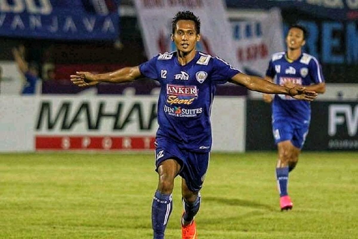 Hendro Siswanto saat berlaga membela Arema FC. (ist) - Kenangan Hendro Siswanto bersama Aremania - Arema FC Sembilan Tahun