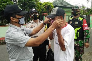 Masyarakat yang kedapatan tak mengenakan masker diberi masker. (ist) - 12 Orang Terjaring Operasi Yustisi Langgar Prokes