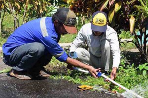 Ilustrasi petugas instalasi PDAM - 5000 Rumah di 6 Kecamatan Segera Teraliri PDAM