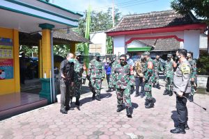 Irdam V Brawijaya, Brigjen TNI Arie Subekti, S.AP disambut Sekda Trenggalek, Dandim 0806 Trenggalek, dan Kapolres Trenggalek - Irdam V Brawijaya Pantau Penindakan Disiplin Prokes