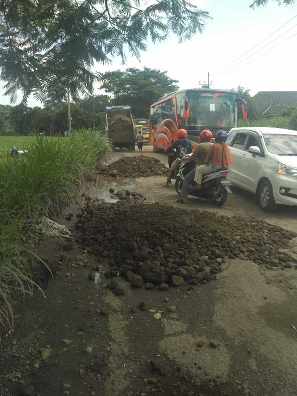 Jalan berlubang di Jl. Raya Plosoklaten - Pare Kabupaten Kediri tepatnya jalan Raya Watu Gedhe Kecamatan Puncu Kabupaten Kediri - Aliansi Penambang Manual Kediri Tambal Lubang Jalan