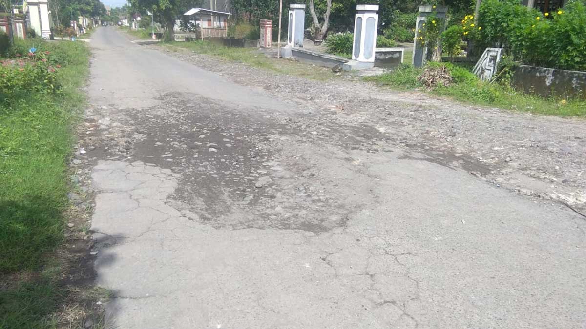 Jalan yang rusak karena sering dilalui truk penambang pasir - Jalan Desa Rusak, Pemdes Manggis Tagih Janji Penambang Pasir