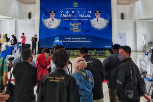 Para jurnalis kurang menjaga jarak saat wawancara, jadi bukti agar divaksin. (ws1) - Jurnalis Masuk Vaksinasi Tahap Kedua