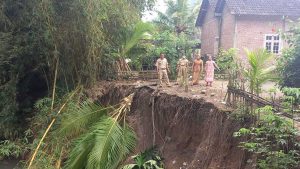 CEK LOKASI: Kabid ISDA Dinas Perumahan Kawasan Pemukiman dan Sumberdaya Alam Hery Siswanto saat cek lokasi longsor - Longsor di Tanggul Diusulkan Segera Ditalud