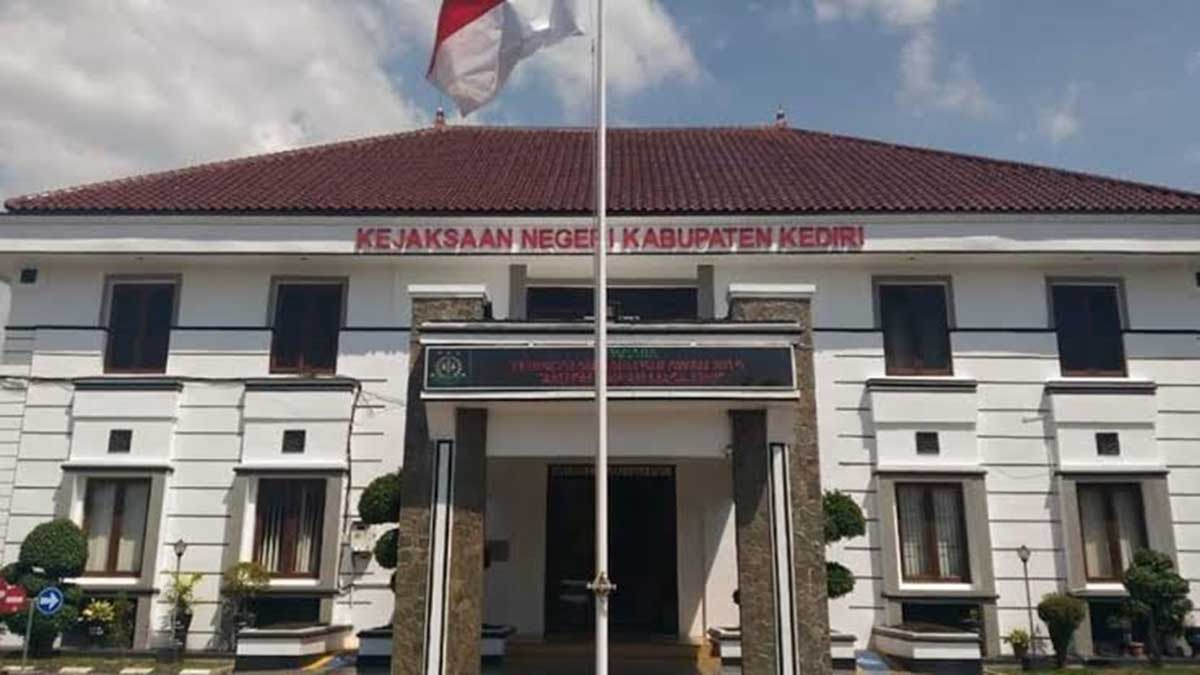 Kantor Kejaksaan Negeri Kabupaten Kediri - Kades Banjaranyar Terseret Kasus Mantan Camat Kras