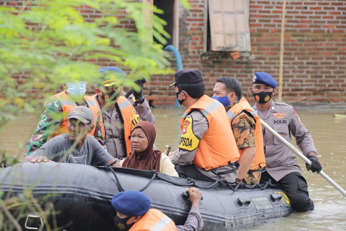 Kapolda Jatim Serahkan Bantuan ke Korban Banjir