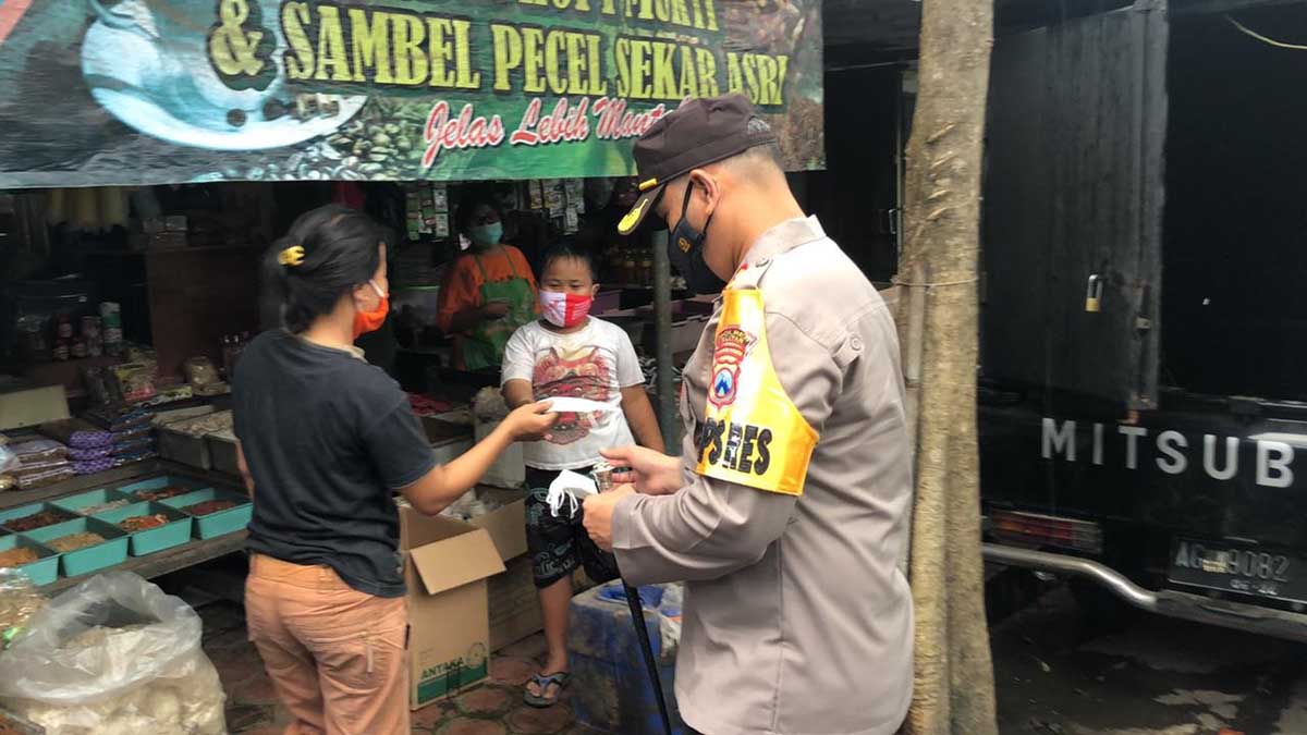 Kapolres Blitar AKBP Leonard M Sinambela membagikan masker kepada masyarakat di lingkungan pasar - Polres Blitar Bagikan 2000 Masker