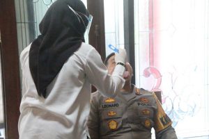 Kapolres Blitar AKBP Leonard M Sinambela mengikuti tes urine dan tes sampel air liur di Mapolres Blitar - 176 Anggota Polres Blitar Dites Urine Dadakan