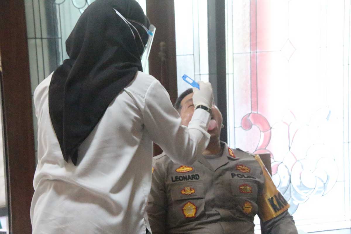 Kapolres Blitar AKBP Leonard M Sinambela mengikuti tes urine dan tes sampel air liur di Mapolres Blitar - 176 Anggota Polres Blitar Dites Urine Dadakan