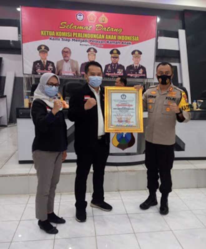 Kapolres Kediri, AKBP Lukman Cahyono saat menerima penghargaan tingkat nasional dari Komnas Perlindungan Anak (PA), Senin (8/2/2021) - Kapolres Kediri Terima Penghargaan Dari Komnas PA