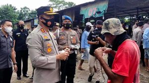 PROKES: Kapolres Kediri saat membagikan masker secara gratis di pasar induk Pare Kecamatan Pare Kabupaten Kediri, Rabu (3/2/2021) - Kapolres Blusukan Bagikan Ribuan Masker di Pasar