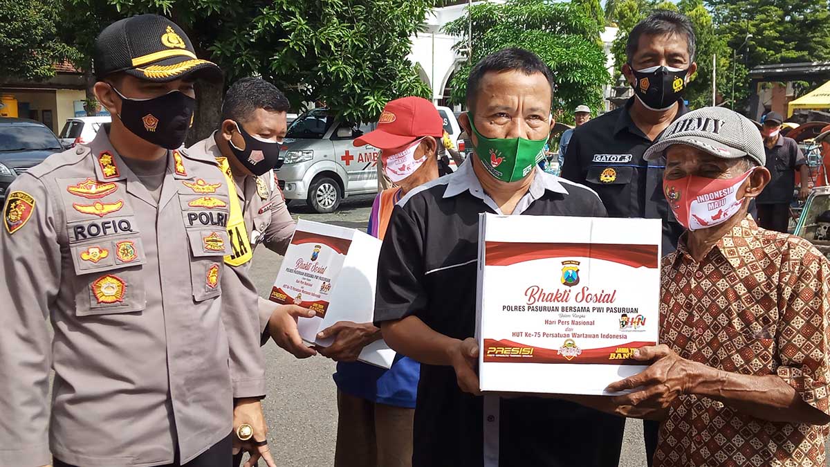 Kapolres Pasuruan AKBP Rofiq Ripto Himawan bersama Ketua PWI Pasuruan Joko Harianto memberikan bantuan paket Sembako - Baksos Sinergitas Polres dan PWI di Rangkaian HPN 2021