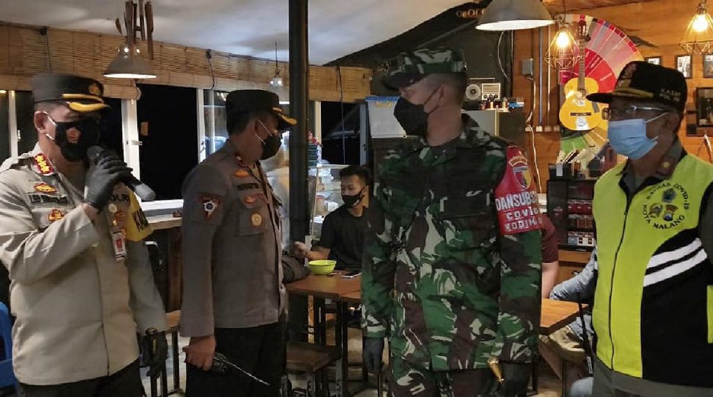 Kapolresta Makota, Dandim 0833, dan Kasatpol memberikan peringatan. (ist) - Terjaring Razia PPKM, Satu Pengunjung Positif Langsung Karantina di Safe House